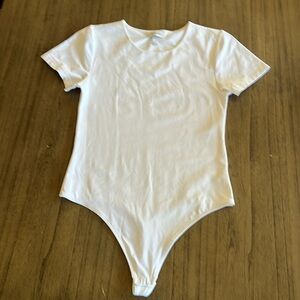 Babaton (Aritzia) t-bodysuit l. White and size L